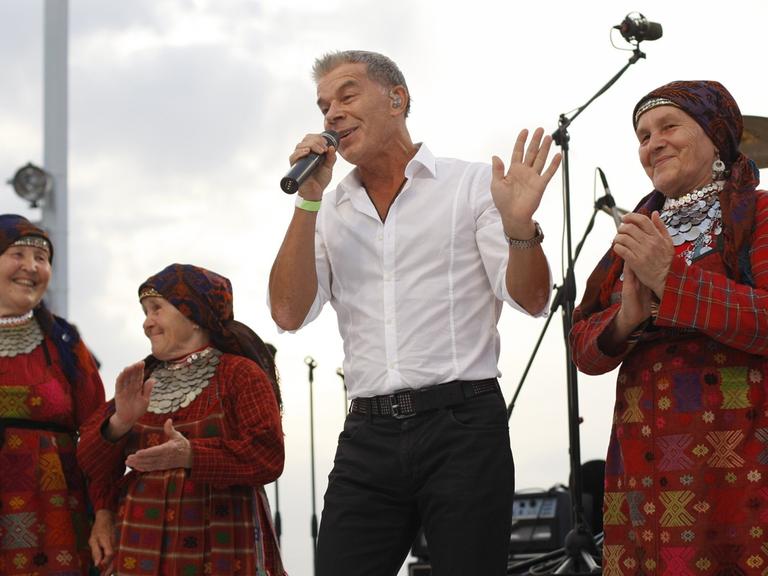 Der russische Schlagersänger Oleg Gasmanov zusammen mit der Folkloreband "Buranowsky Babushki" beim Eurovision Song Contest 2012 in Baku.