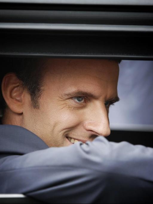 Emmanuel Macron beim französischen Nationalfeiertag am 14. Juni 2017 blickt aus seiner Staats-Limousine