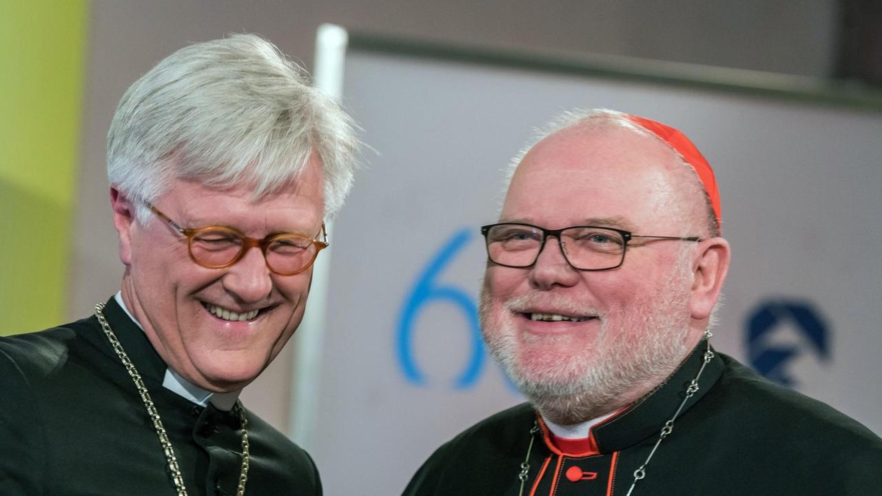 Der evangelische Landesbischof Heinrich Bedford-Strohm (l) und der katholische Kardinal Reinhard Marx. 