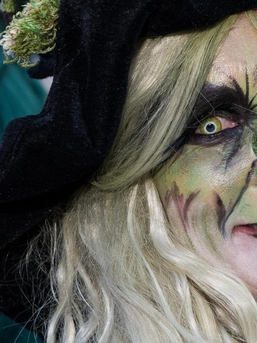 Zwei Frauen mit Hexenmasken blicken wild in die Kamera