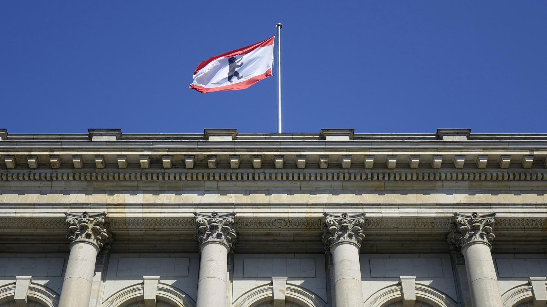 Man sieht einen Teil des Berliner Abgeordnetenhauses. Auf dem Dach weht die Landesflagge.
