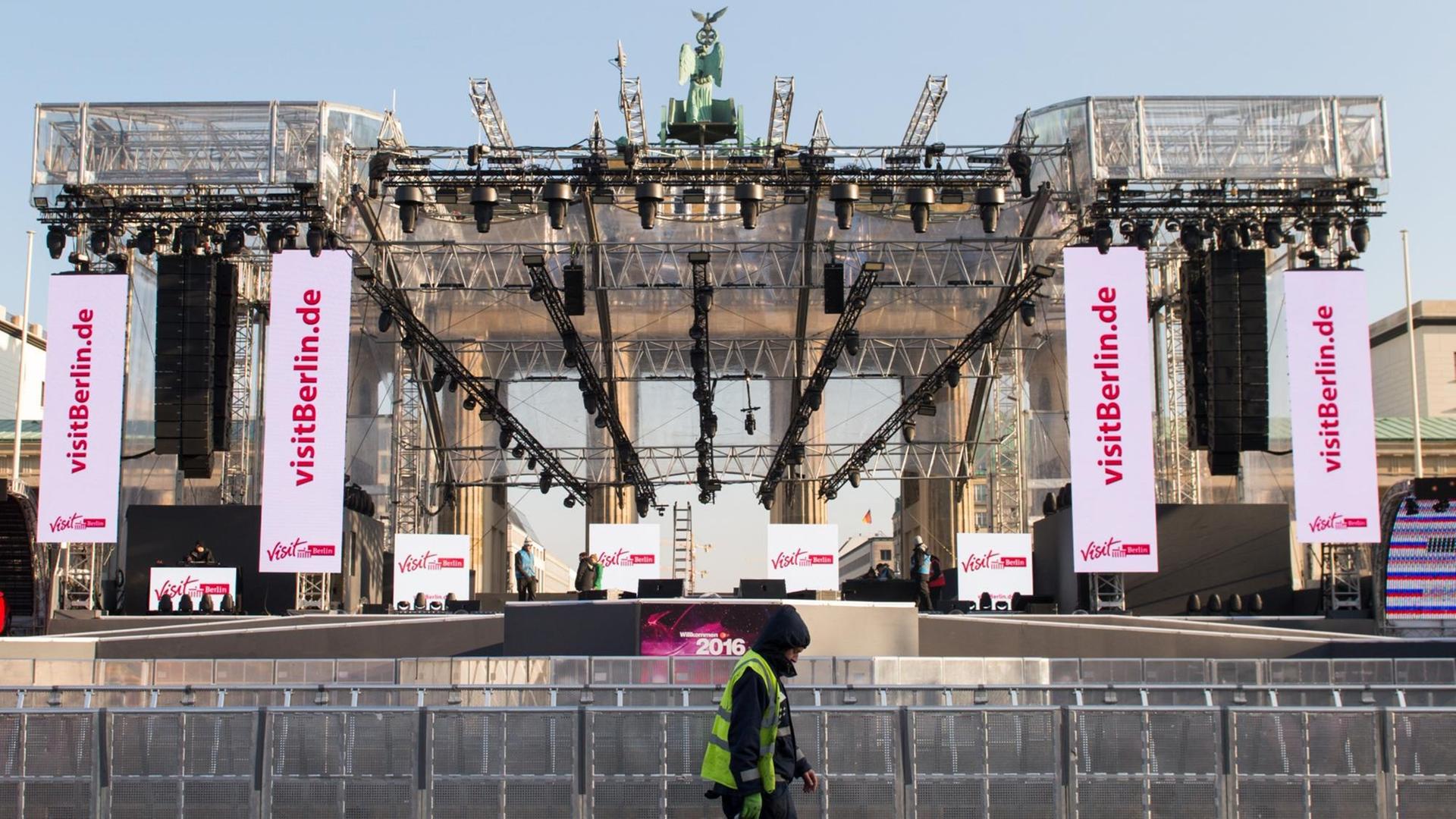 Große Leinwände und eine Bühne sind an der Festmeile am Brandenburger Tor in Berlin aufgebaut.