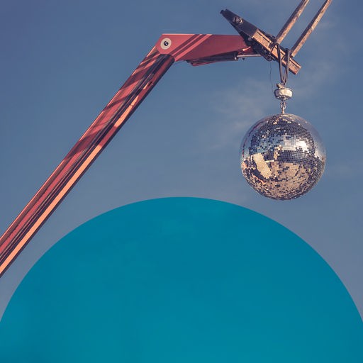 Das Bild zeigt eine Diskokugel unter blauem Himmel, an einem Kran hängend. In der unteren Bildhälfte ist ein halbtransparenter blauer Halbkreis zu sehen.