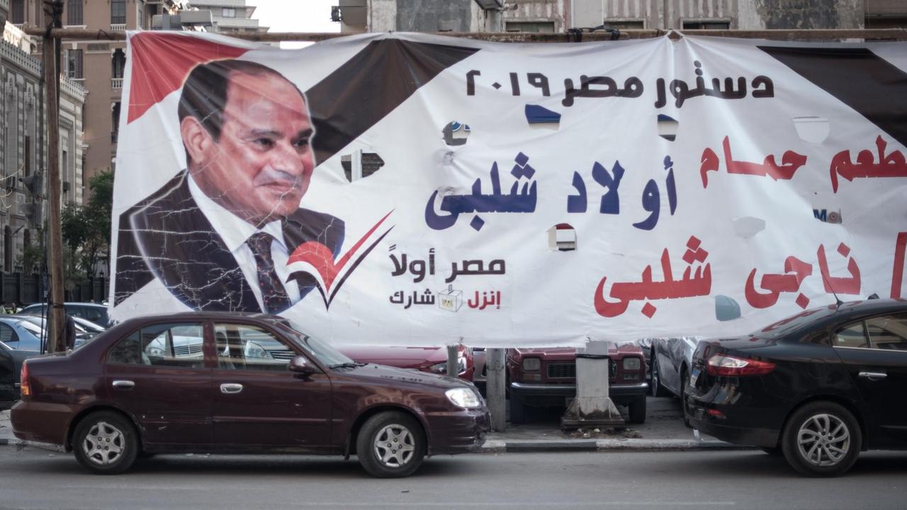 Auf einem Plakat wirbt Präsident al-SIsiSisi für die Volksabstimmung, die seine Machtbefugnisse erweitern soll.