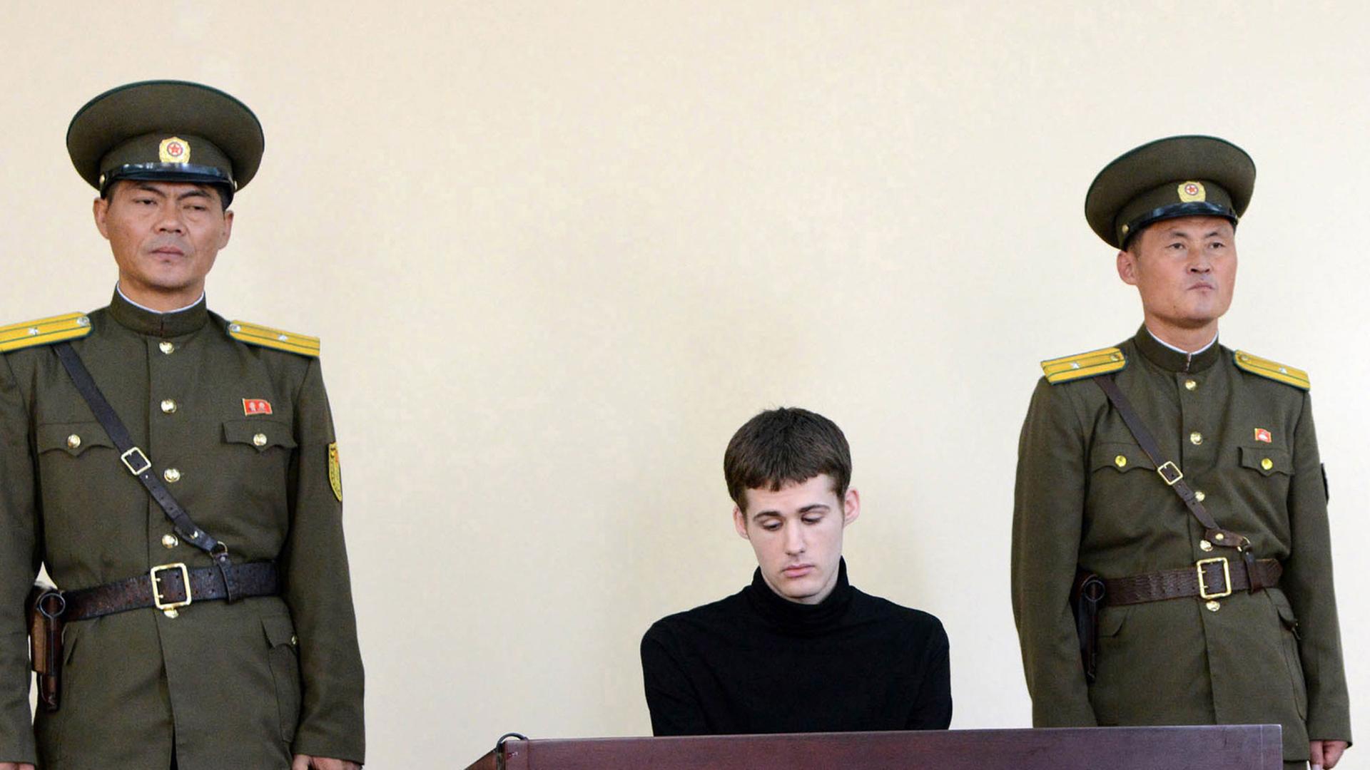 Matthew Todd Miller sitzt zwischen zwei nordkoreanischen Soldaten.