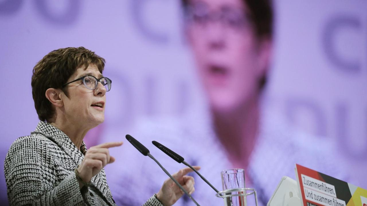 Annegret Kramp-Karrenbauer (CDU) spricht beim CDU-Bundesparteitag 2018 in Hamburg