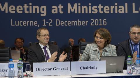 ESA-Generaldirektor Jan Wörner und die Ministerratsvorsitzende Begoña Cristeto Blasco, stellvertretende Industrieministerin Spaniens