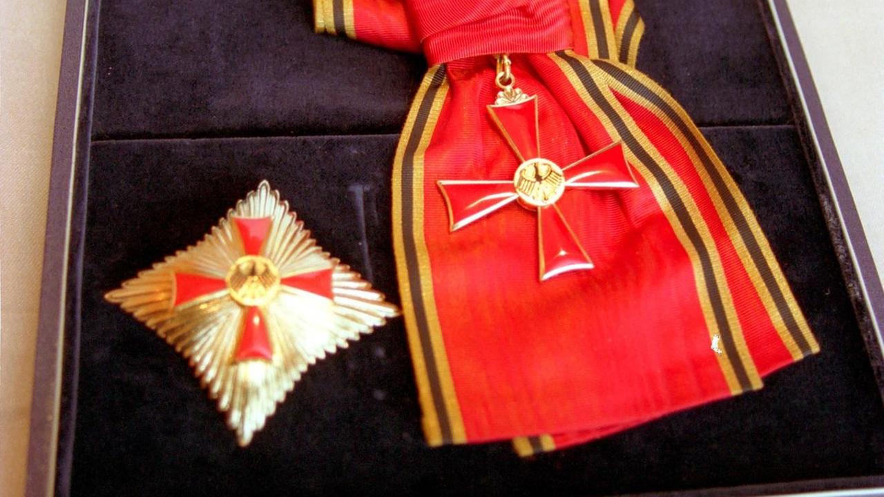 Das Bundesverdienstkreuz in einem Ordenskästchen.