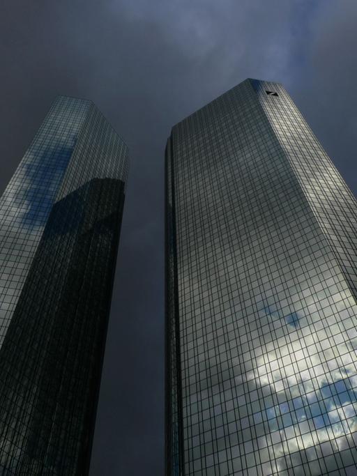 Dunkle Wolke ziehen am 17.12.2011 über den Doppeltürmen der Zentrale der Deutschen Bank in Frankfurt am Main auf.