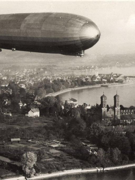 Historisches Foto zeigt das Luftschiff "Graf Zeppelin" über Friedrichshafen am Bodensee.