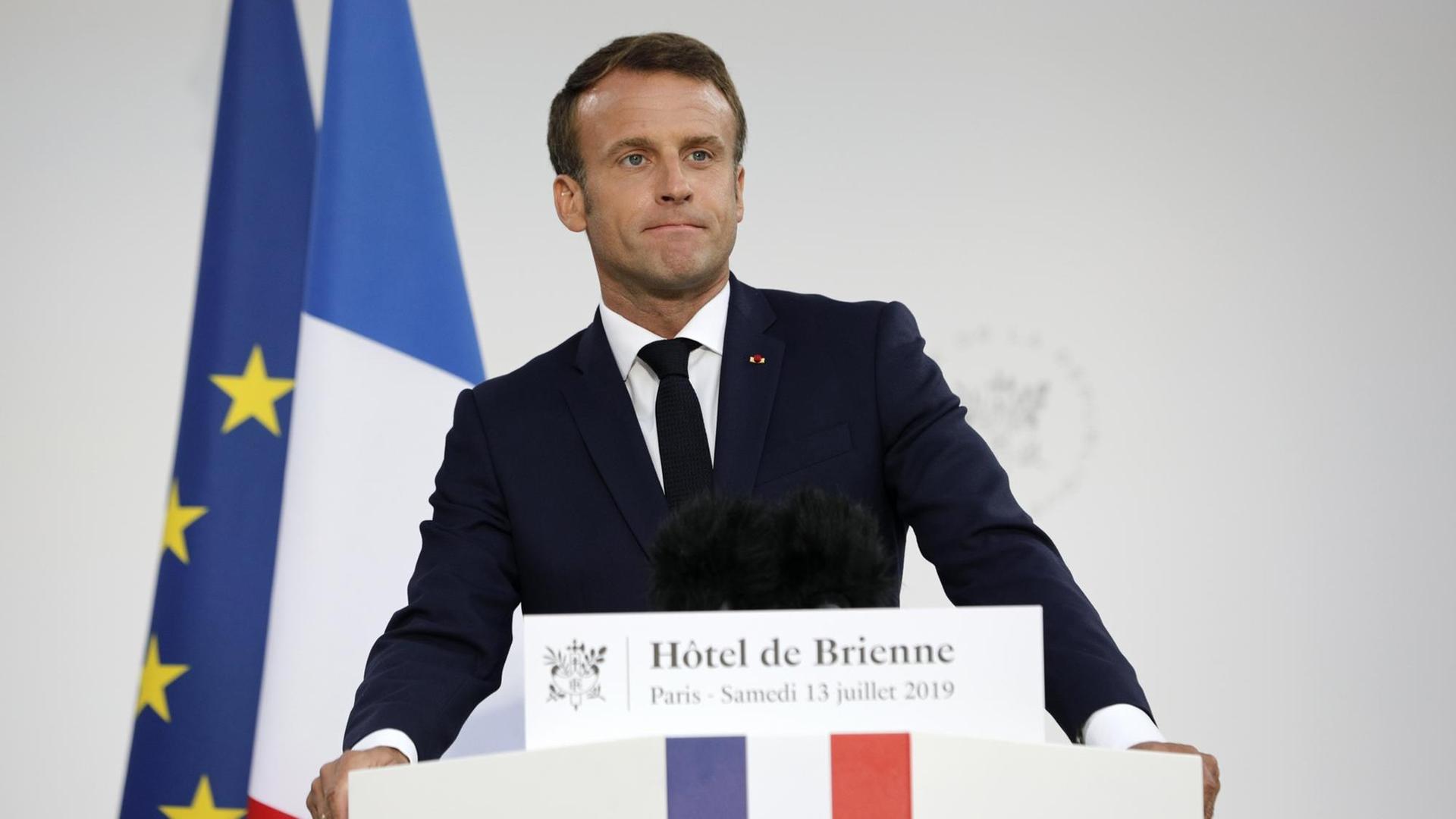 Frankreichs Präsident Emmanuel Macron hält eine Rede vor dem Verteidigungsministerium.