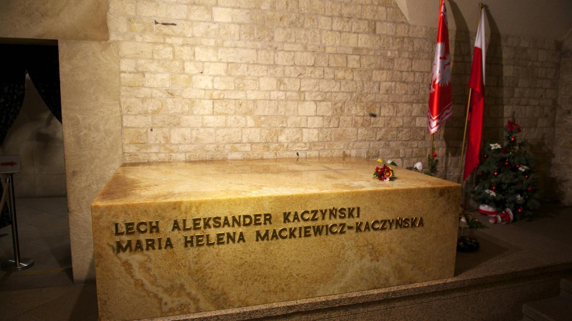 In der Gruft des ehemalischen polnischen Staatspräsidenten Lech Kaczynski und seiner Frau Maria, die beim Flugzeugabsturz bei Smolensk 2010 ums Leben kamen