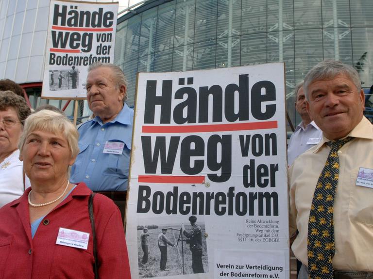 Betroffene DDR-Landbesitzer vor dem Europäischen Gerichtshof für Menschenrechte im Juni 2005.