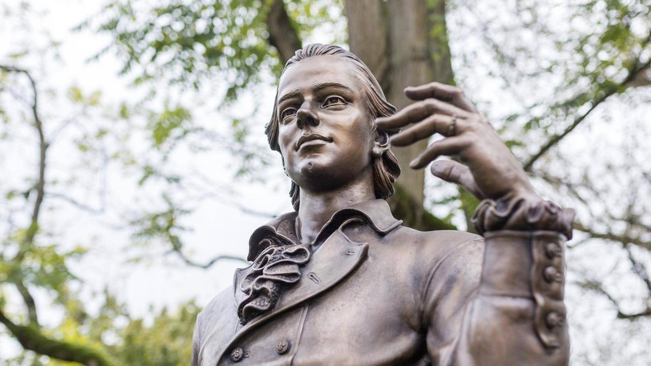 Statue von Friedrich Hölderlin in Nürtingen.