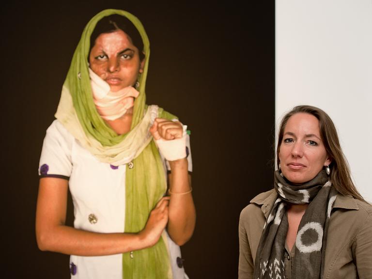 Die Fotografin Ann-Christine Woehrl in ihrer Ausstellung "UN/SICHTBAR"
