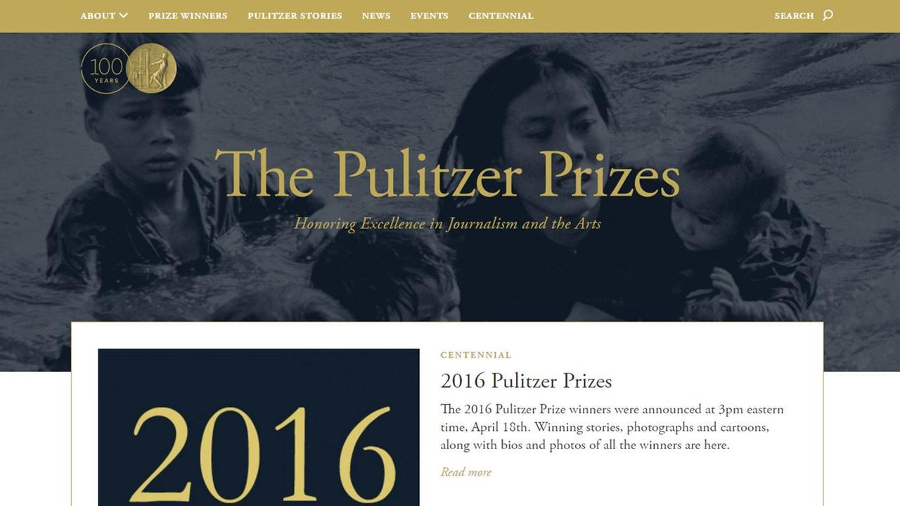 Sie sehen die Startseite des Pulitzer-Preises mit goldener Schrift. Sie sehen die Startseite des Pulitzer-Preises mit goldener Schrift.