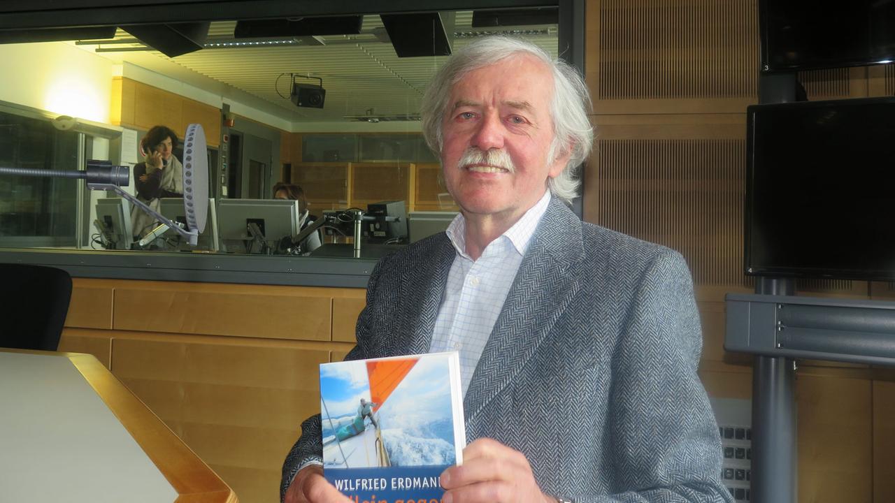 Wilfried Erdmann im Studio bei Deutschlandradio Kultur mit seinem Buch in der Hand 18.05.15