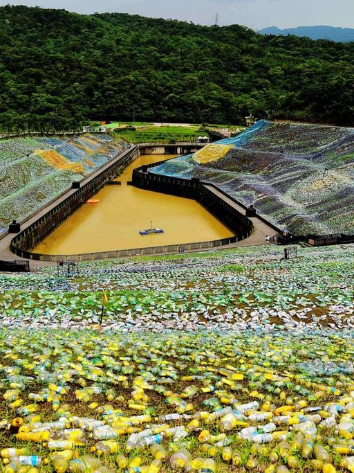 Aus vier Millionen recycelten Plastikflaschen haben Künstler für das Projekt "Das Sternenparadies" das Gemälde "Sternennacht" von Vincent van Gogh als Mosaik in der taiwanesischen Hafenstadt Keelung gelegt.