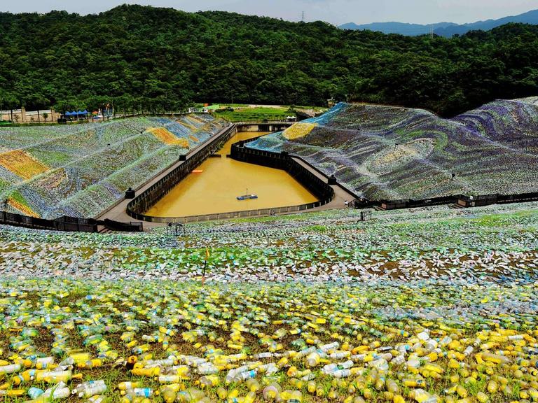 Aus vier Millionen recycelten Plastikflaschen haben Künstler für das Projekt "Das Sternenparadies" das Gemälde "Sternennacht" von Vincent van Gogh als Mosaik in der taiwanesischen Hafenstadt Keelung gelegt.
