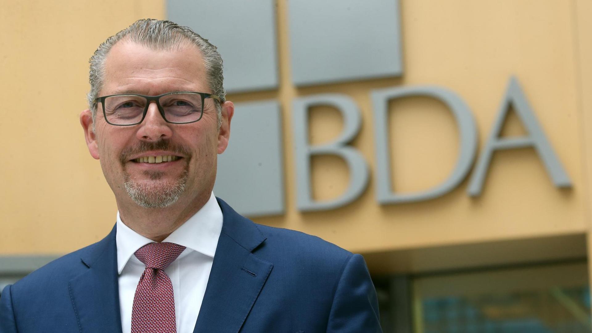 Rainer Dulger, Gesamtmetall-Präsident, steht nach seiner Wahl zum neuen Präsidenten der Bundesvereinigung der Deutschen Arbeitgeberverbände (BDA) im Atrium seines neuen Dienstsitzes