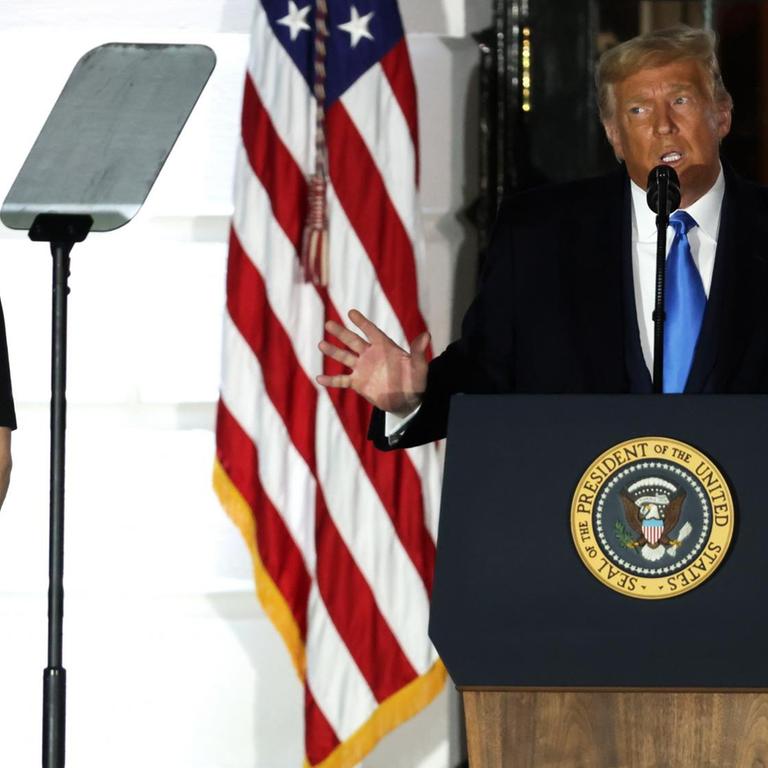 US-Präsident Donald Trump spricht, während Amy Coney Barrett, Associate Justice am Obersten Gerichtshof der USA, während einer feierlichen Vereidigung auf dem South Lawn des Weißen Hauses am 26. Oktober 2020 in Washington, DC, zuhört.