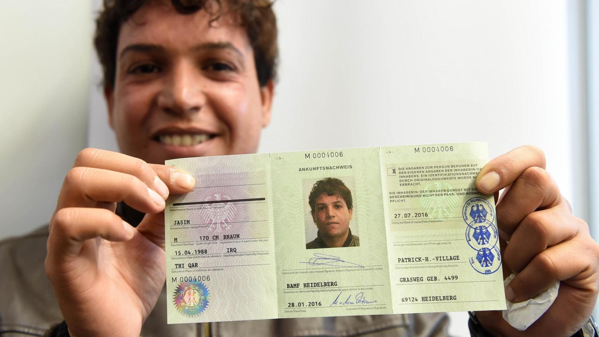 Jasmin Abed, Flüchtling aus dem Irak, mit seinem Ankunftsnachweis.