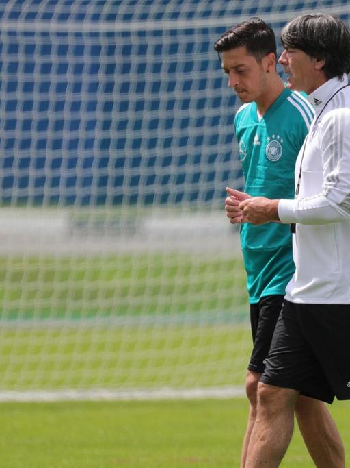 Bundestrainer Joachim Löw und Mezut Özil unterhalten sich während der WM 2018