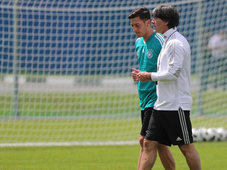 Bundestrainer Joachim Löw und Mezut Özil unterhalten sich während der WM 2018