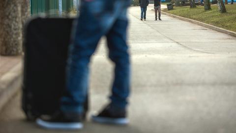 Ein gerade angekommener Asylbewerber steht mit seinem Koffer am Eingang zu Mecklenburg-Vorpommerns zentraler Erstaufnahmeeinrichtung für Flüchtlinge in Horst bei Boizenburg (Mecklenburg-Vorpommern).