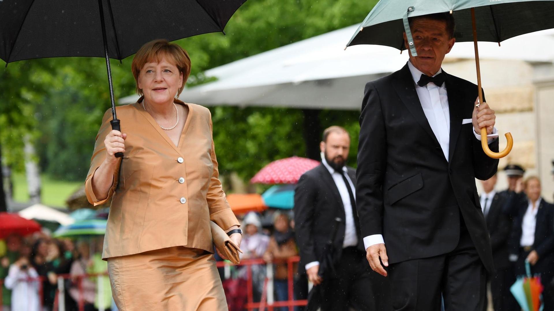 Die Bundeskanzlerin Angela Merkel (CDU) mit ihrem Mann Joachim Sauer am 25.07.2017 in Bayreuth (Bayern) zur Eröffnung der Bayreuther Festspiele.