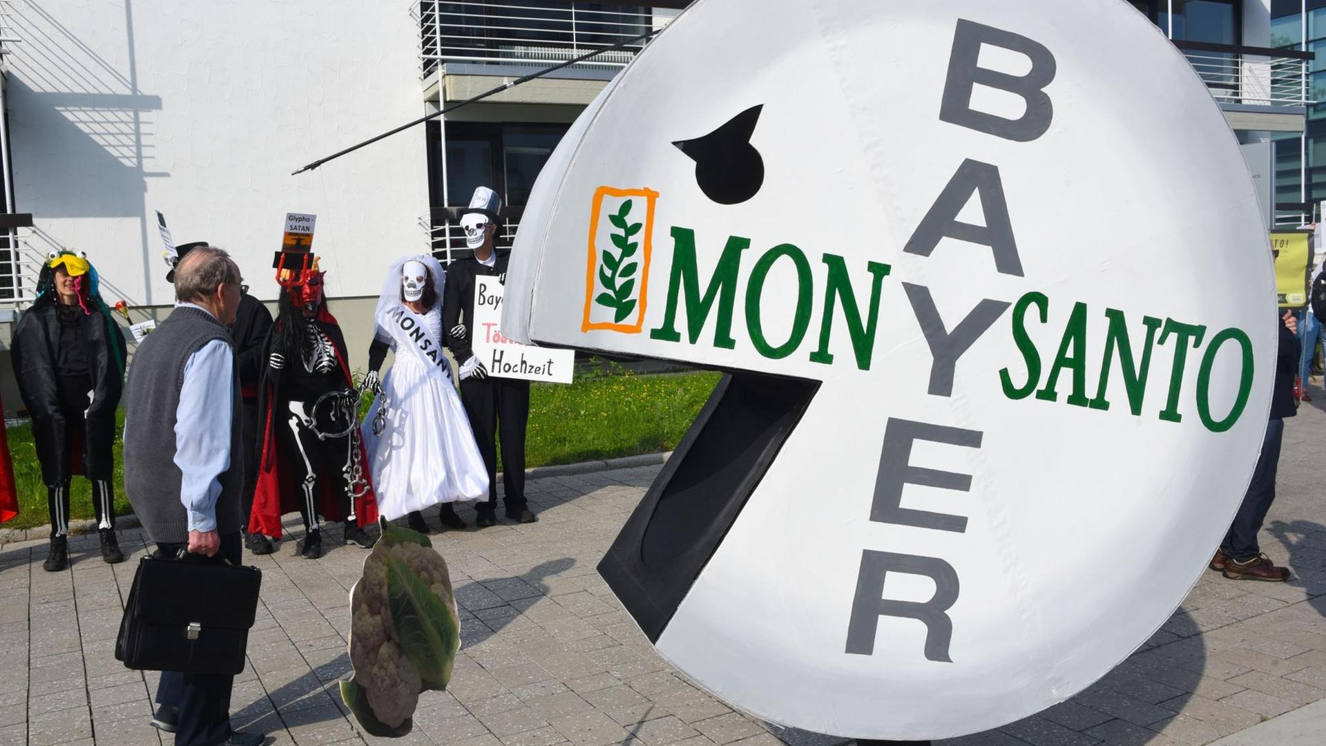 Demo gegen die Fusion von Bayer und Monsanto in Bonn