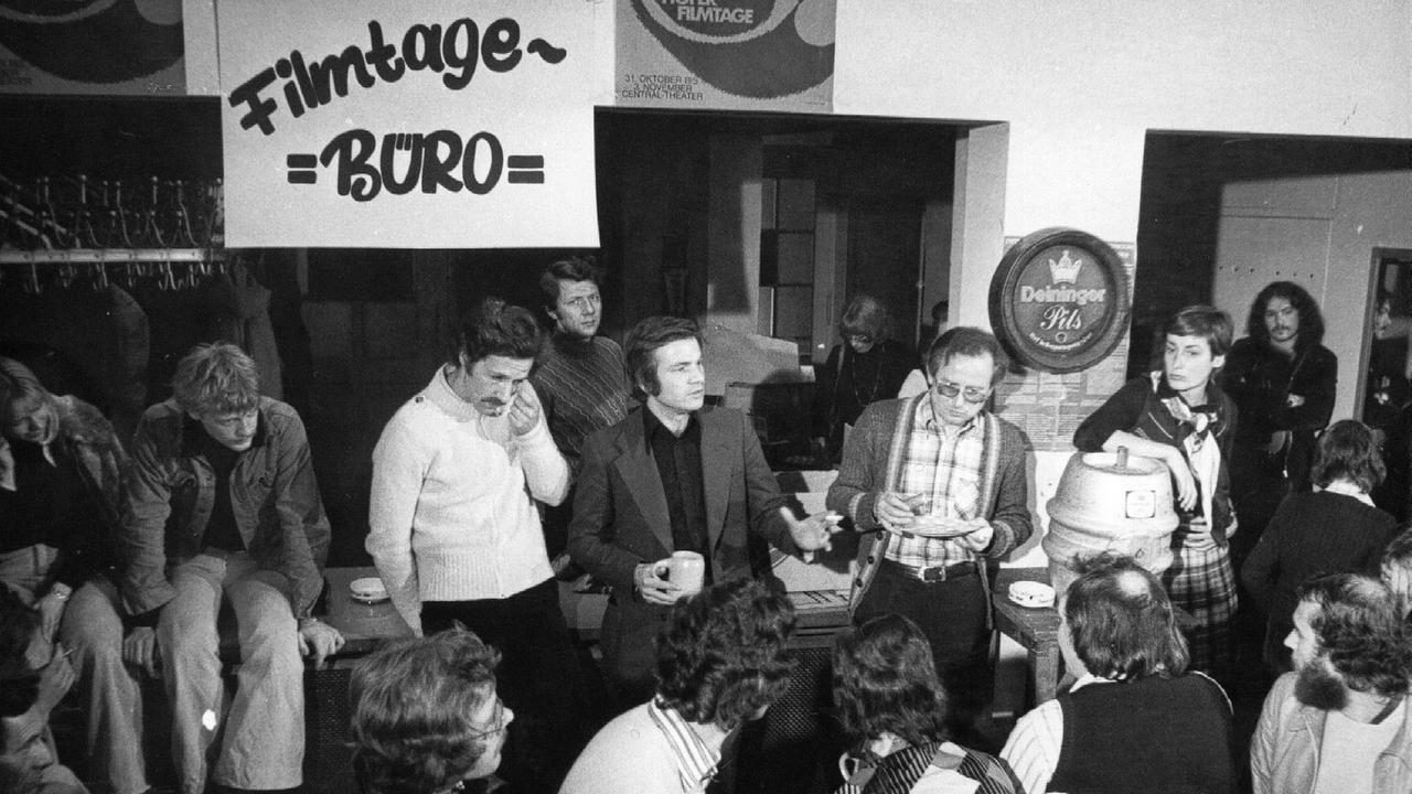 Das Foto aus dem Jahr 1974 zeigt den Filmregisseur Werner Herzog (M.) im Foyer der Hofer Filmtage inmitten von Besuchern nach einer Uraufführung.