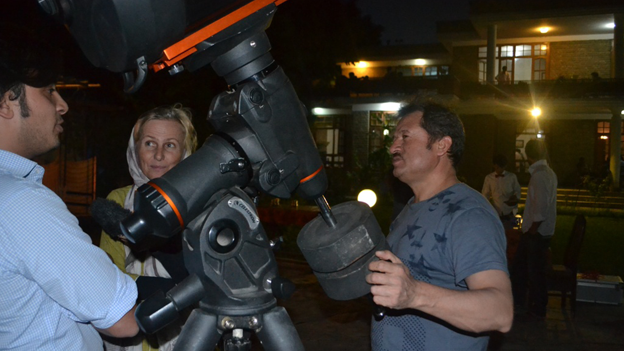 Ibrahim Amiri, Autorin Sandra Petersmann und Yunus Bakshi mit dem Teleskop.