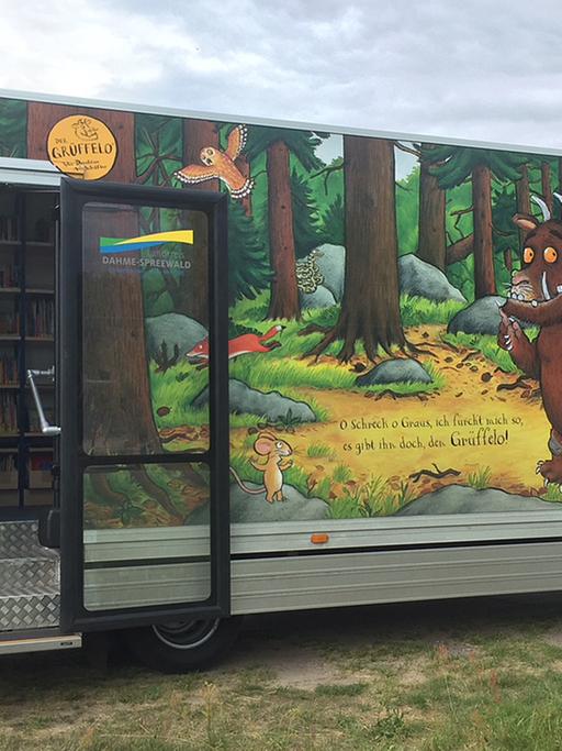 Anna Köhler steht in ihrem Bücherbus