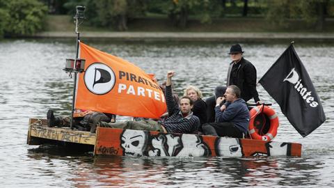 Mitglieder der Piratenpartei fahren am Freitag (25.09.2009) mit dem Parteifloß zum Wahlkampfabschluss auf der Spree.