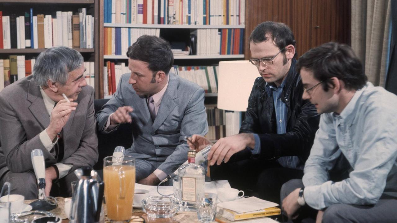 Helmut Lethen (ganz rechts im Bild) diskutiert mit (vlnr) Hans Werner Richter, Jean Paul Picaper und Günter Wallraff, über das Thema "Literatur im politischen Auftrag" in der ZDF-Sendung Literarisches Colloquium im März 1972