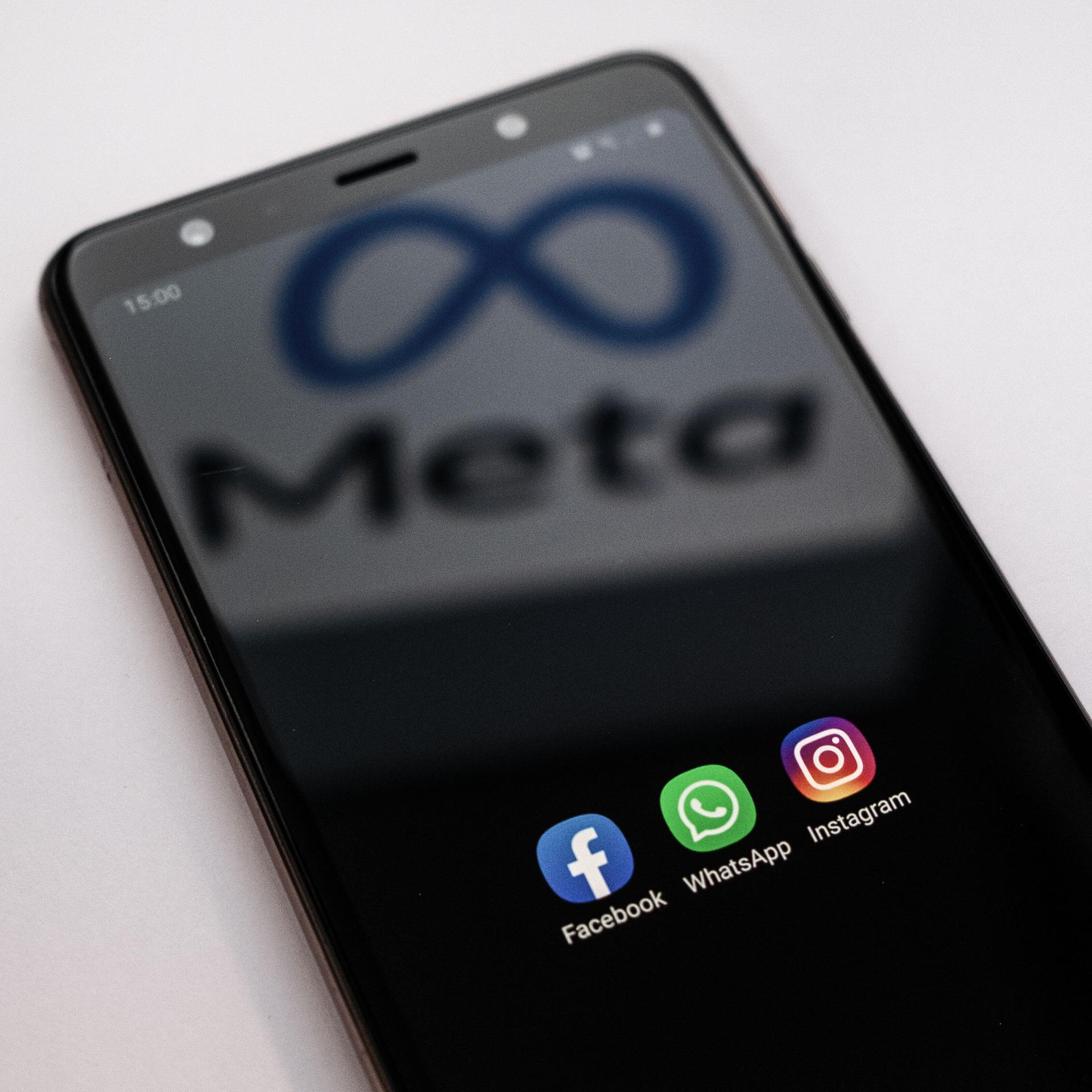 Ein Smartphone mit der Aufschrift Meta