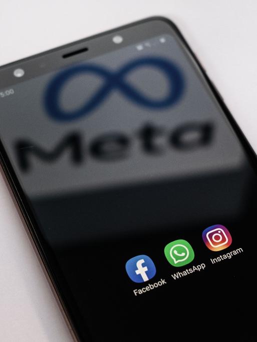 Ein Smartphone mit der Aufschrift Meta Ein Smartphone mit der Aufschrift Meta
