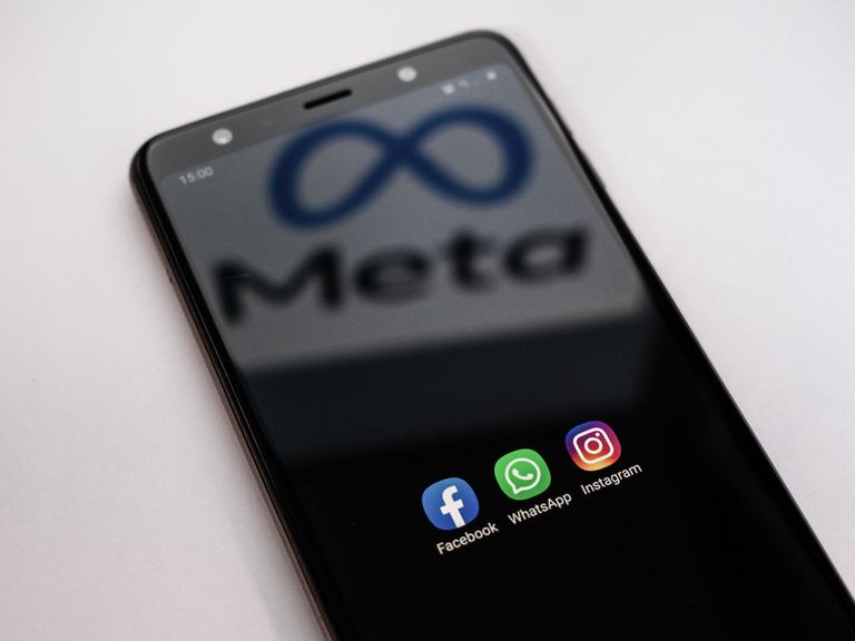 Ein Smartphone mit der Aufschrift Meta Ein Smartphone mit der Aufschrift Meta