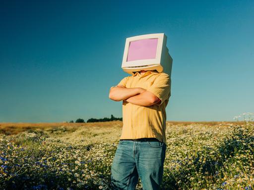 Mensch mit Computer als Kopf Mensch mit Computer als Kopf