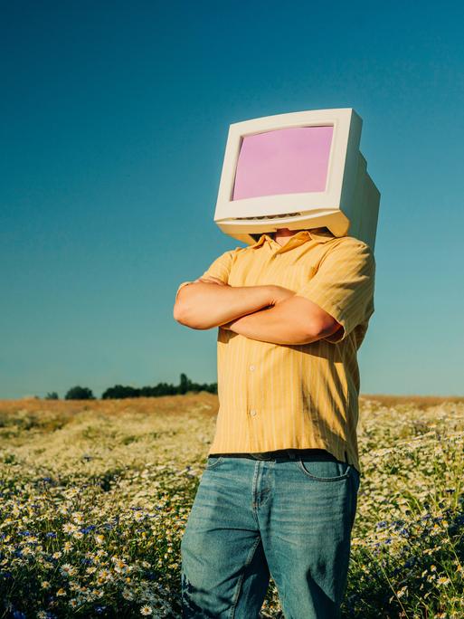 Mensch mit Computer als Kopf Mensch mit Computer als Kopf