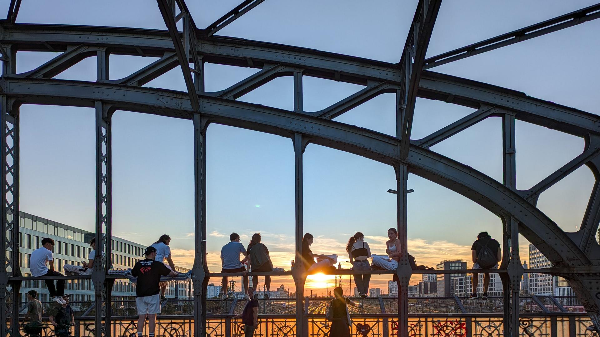 Jugendliche auf der Hackerbrücke in München