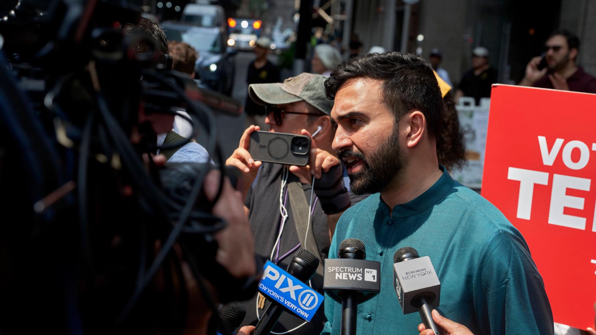 Der demokratische Politiker und Bürgermeisterkandidat für die Wahl in New York City, Zohran Mamdani, spricht mit Reportern über die Millionenspenden der Immobilienmagnaten an Cuomos Superminister.