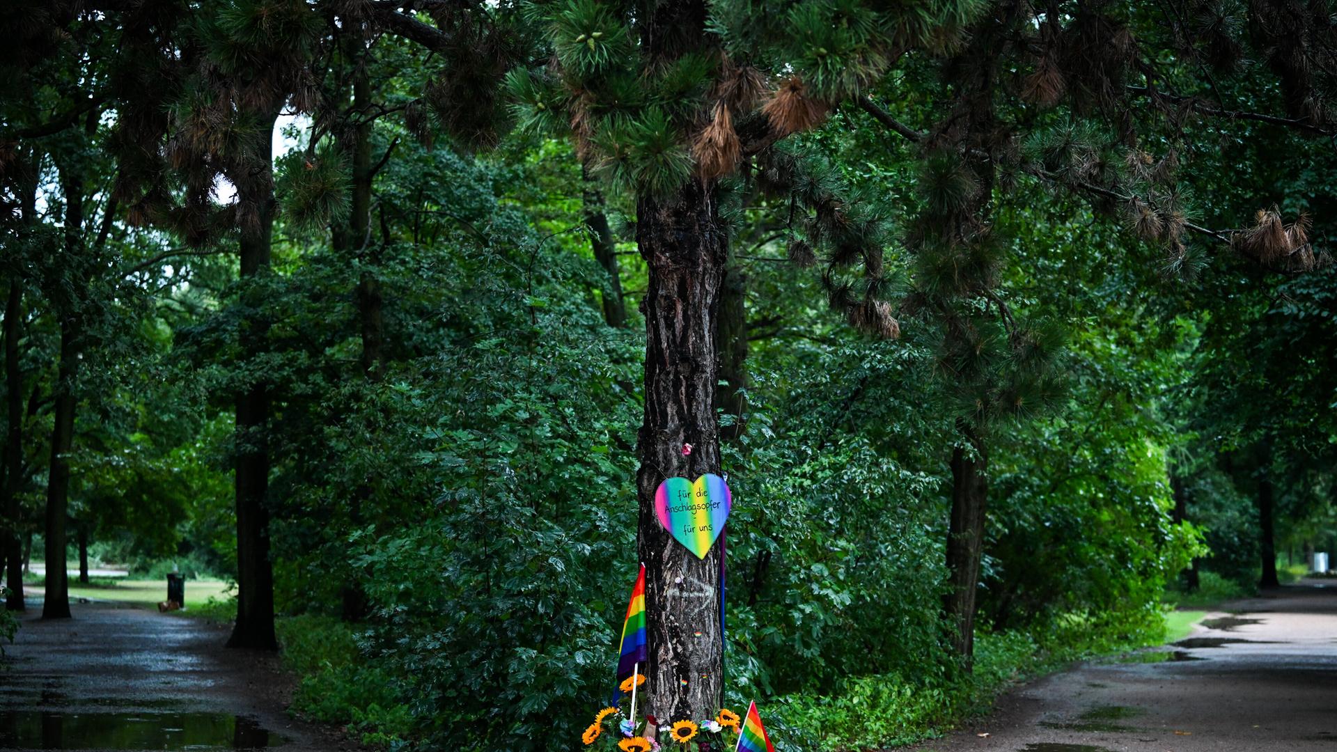 Blumen, Kerzen und persönliche Botschaften sind am Morgen im Regen nahe dem Ort in Tiergarten zu sehen, wo ein Fahrzeug am Rande des Christopher Street Day in eine Menschenmenge gefahren war. Blumen, Kerzen und persönliche Botschaften sind am Morgen im Regen nahe dem Ort in Tiergarten zu sehen, wo ein Fahrzeug am Rande des Christopher Street Day in eine Menschenmenge gefahren war.