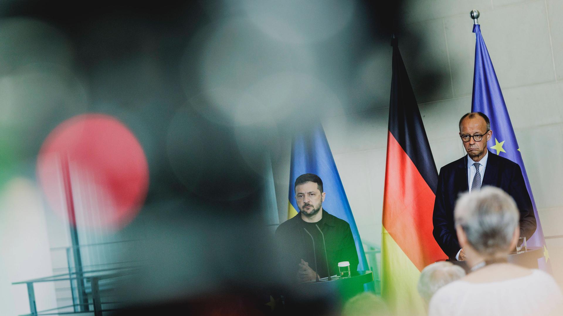 (R-L) Friedrich Merz (CDU), Bundeskanzler, und Wolodymyr Selenskyj, Praesident der Ukraine, aufgenommen im Rahmen einer Pressekonferenz nach einem gemeinsamer Videoschalte mit dem amerikanischen Praesidenten zum Gipfeltreffen der USA mit Russland am… (R-L) Friedrich Merz (CDU), Bundeskanzler, und Wolodymyr Selenskyj, Praesident der Ukraine, aufgenommen im Rahmen einer Pressekonferenz nach einem gemeinsamer Videoschalte mit dem amerikanischen Praesidenten zum Gipfeltreffen der USA mit Russland am…