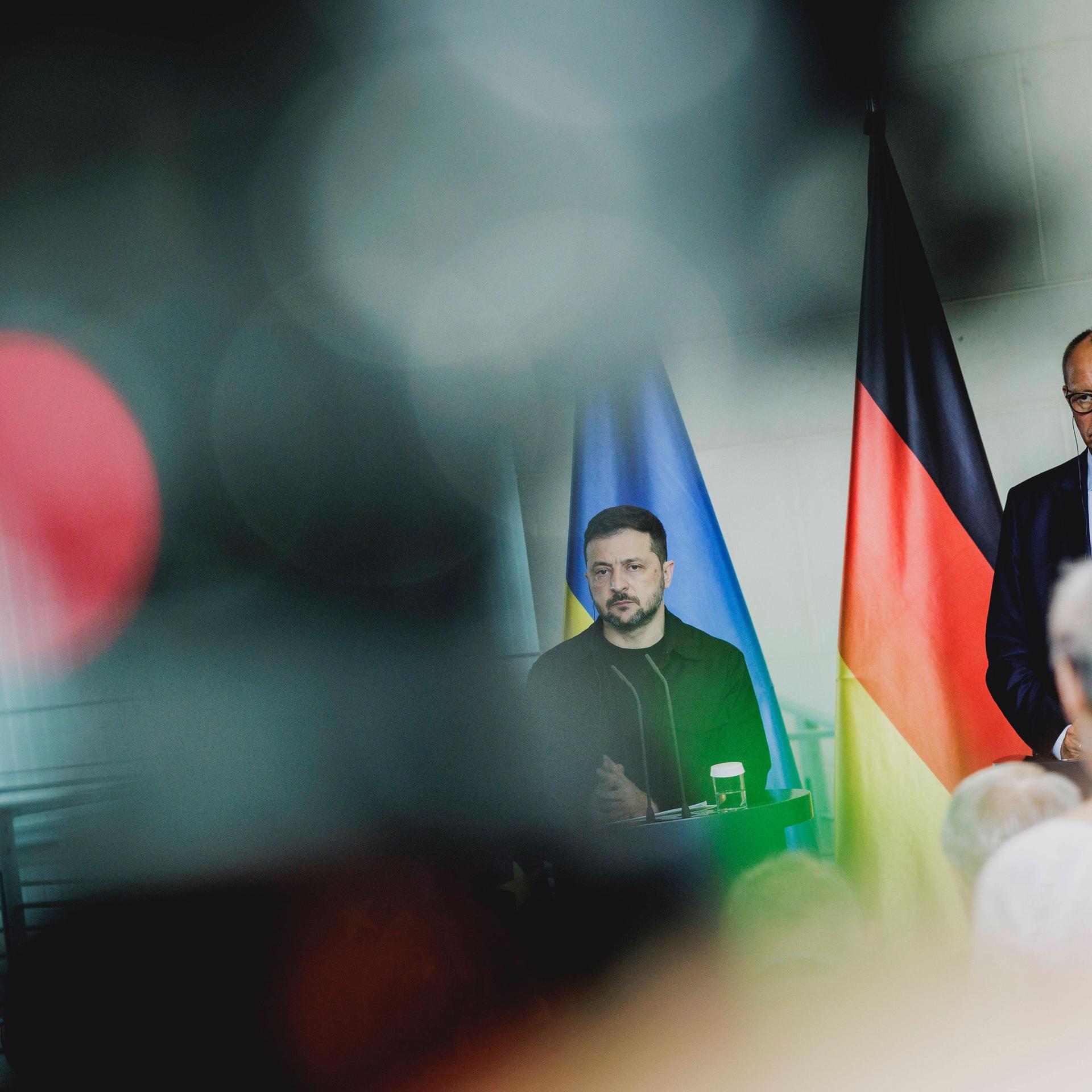 (R-L) Friedrich Merz (CDU), Bundeskanzler, und Wolodymyr Selenskyj, Praesident der Ukraine, aufgenommen im Rahmen einer Pressekonferenz nach einem gemeinsamer Videoschalte mit dem amerikanischen Praesidenten zum Gipfeltreffen der USA mit Russland am…