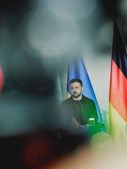 (R-L) Friedrich Merz (CDU), Bundeskanzler, und Wolodymyr Selenskyj, Praesident der Ukraine, aufgenommen im Rahmen einer Pressekonferenz nach einem gemeinsamer Videoschalte mit dem amerikanischen Praesidenten zum Gipfeltreffen der USA mit Russland am… (R-L) Friedrich Merz (CDU), Bundeskanzler, und Wolodymyr Selenskyj, Praesident der Ukraine, aufgenommen im Rahmen einer Pressekonferenz nach einem gemeinsamer Videoschalte mit dem amerikanischen Praesidenten zum Gipfeltreffen der USA mit Russland am…
