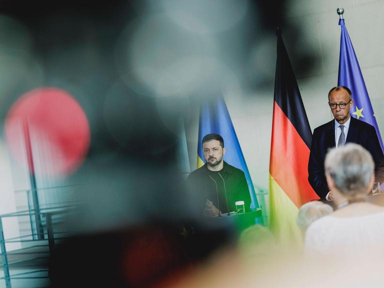 (R-L) Friedrich Merz (CDU), Bundeskanzler, und Wolodymyr Selenskyj, Praesident der Ukraine, aufgenommen im Rahmen einer Pressekonferenz nach einem gemeinsamer Videoschalte mit dem amerikanischen Praesidenten zum Gipfeltreffen der USA mit Russland am… (R-L) Friedrich Merz (CDU), Bundeskanzler, und Wolodymyr Selenskyj, Praesident der Ukraine, aufgenommen im Rahmen einer Pressekonferenz nach einem gemeinsamer Videoschalte mit dem amerikanischen Praesidenten zum Gipfeltreffen der USA mit Russland am…