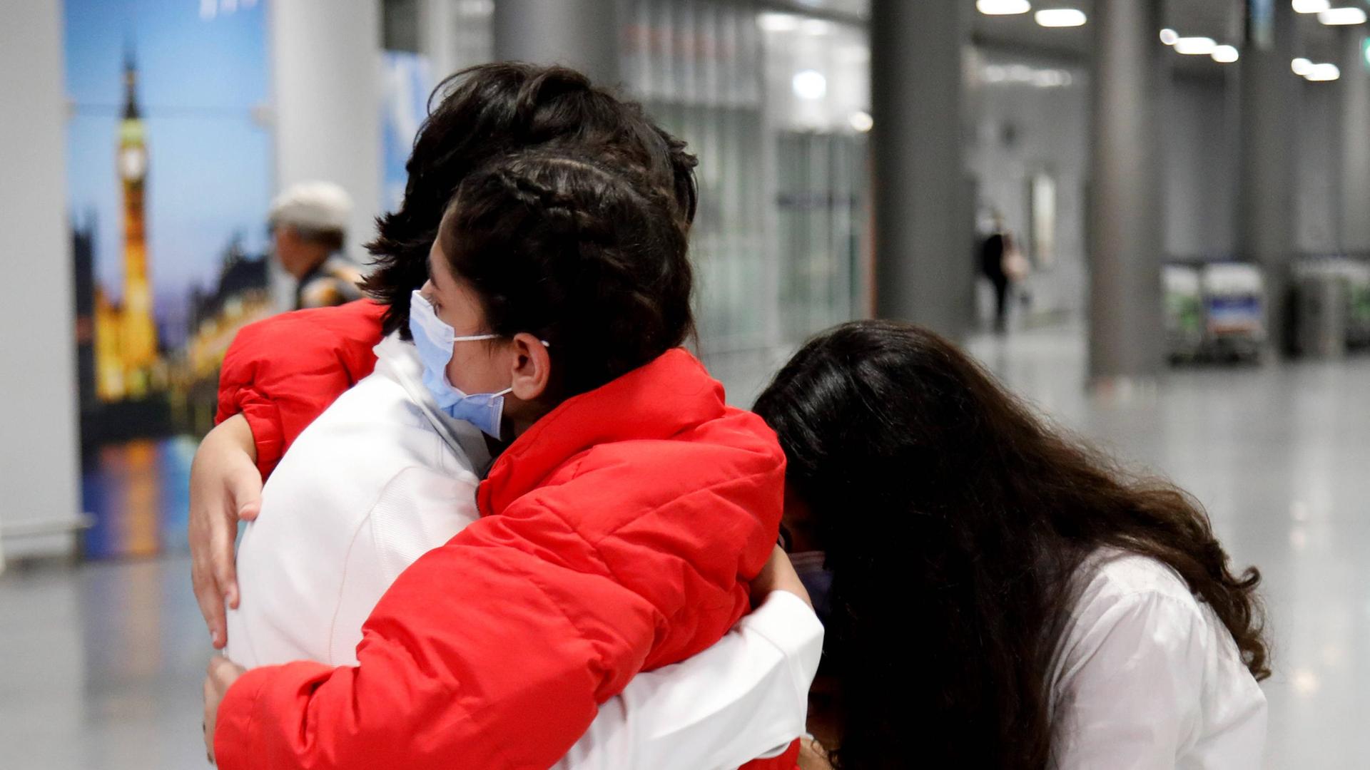 Familienangehörige umarmen sich am Flughafen (Hannover, 01.09.2025) Familienangehörige umarmen sich am Flughafen (Hannover, 01.09.2025)