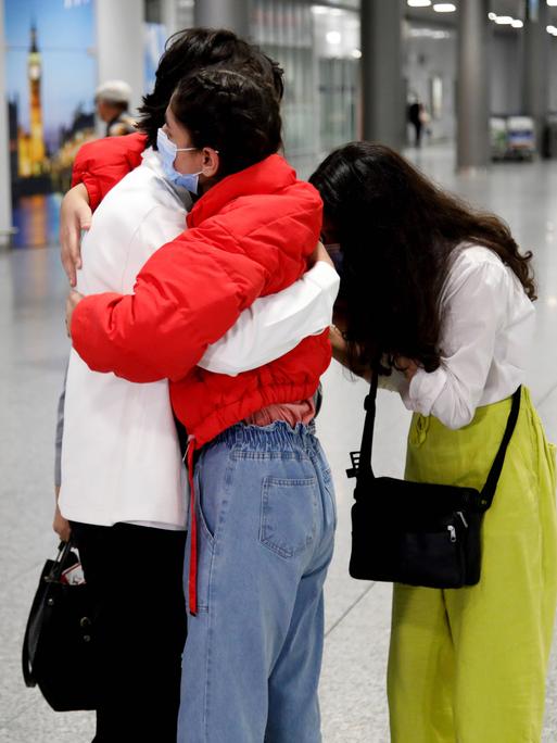 Familienangehörige umarmen sich am Flughafen (Hannover,  01.09.2025)